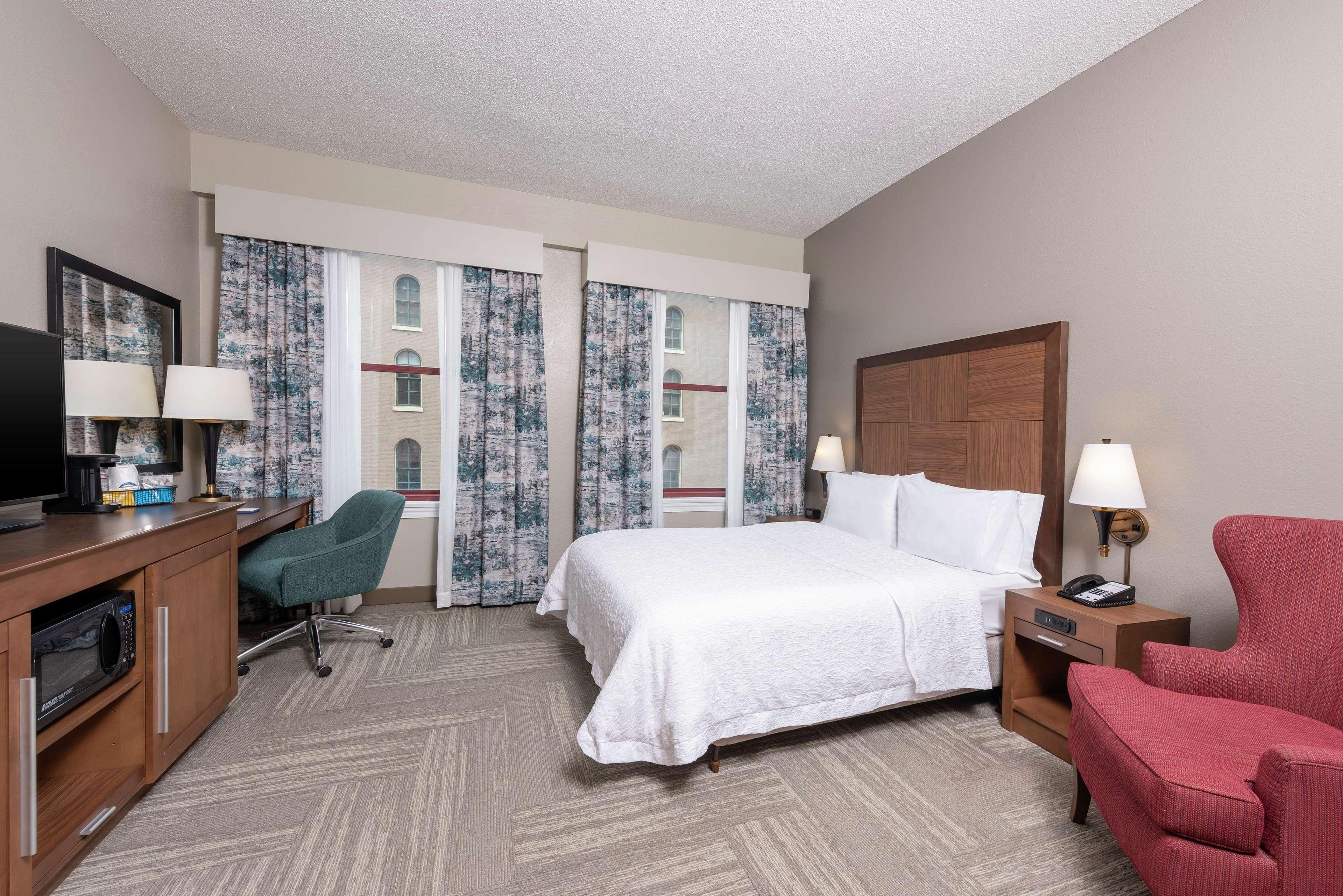 Hampton Inn Indianapolis Downtown Across From Circle Centre Exterior photo