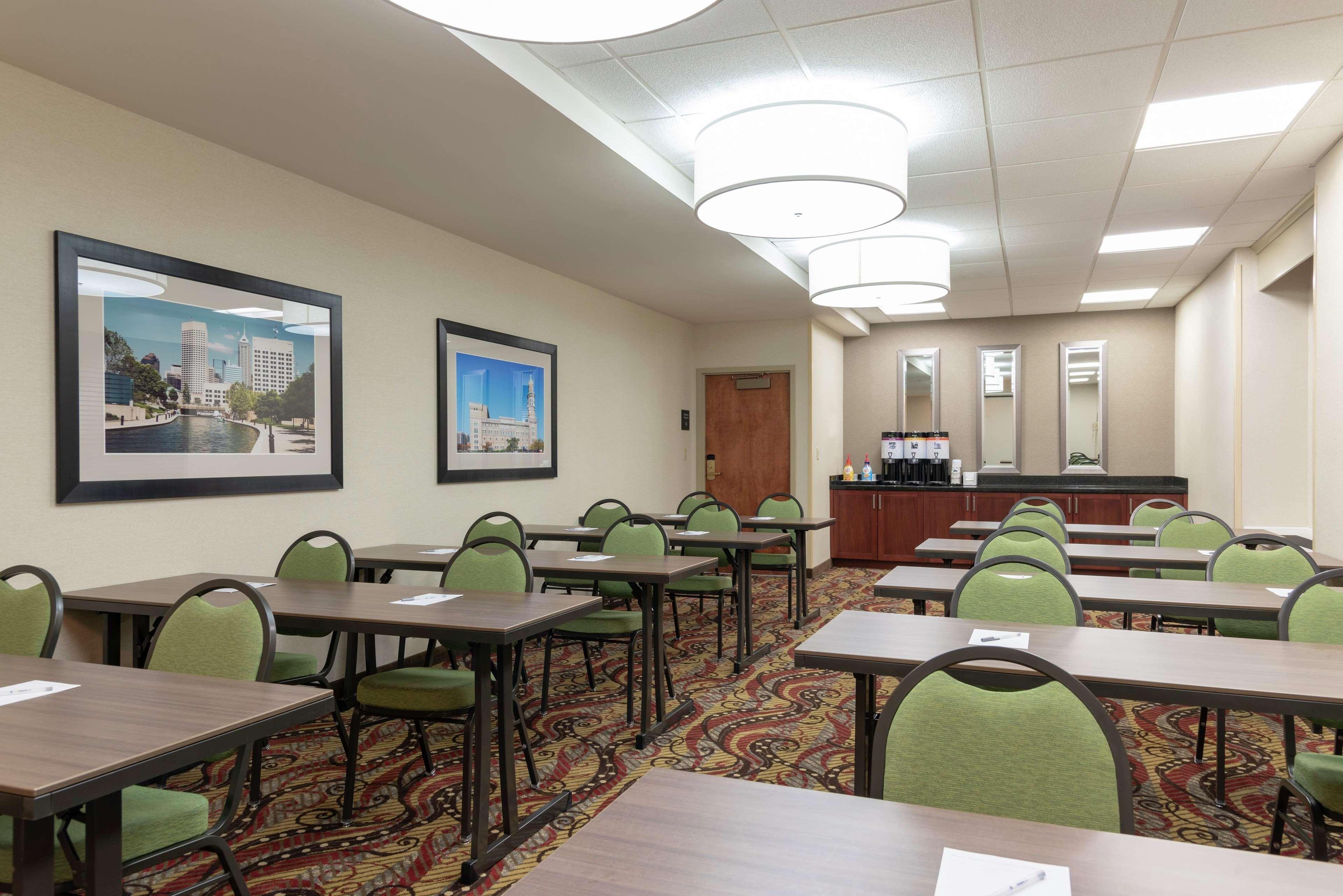 Hampton Inn Indianapolis Downtown Across From Circle Centre Exterior photo