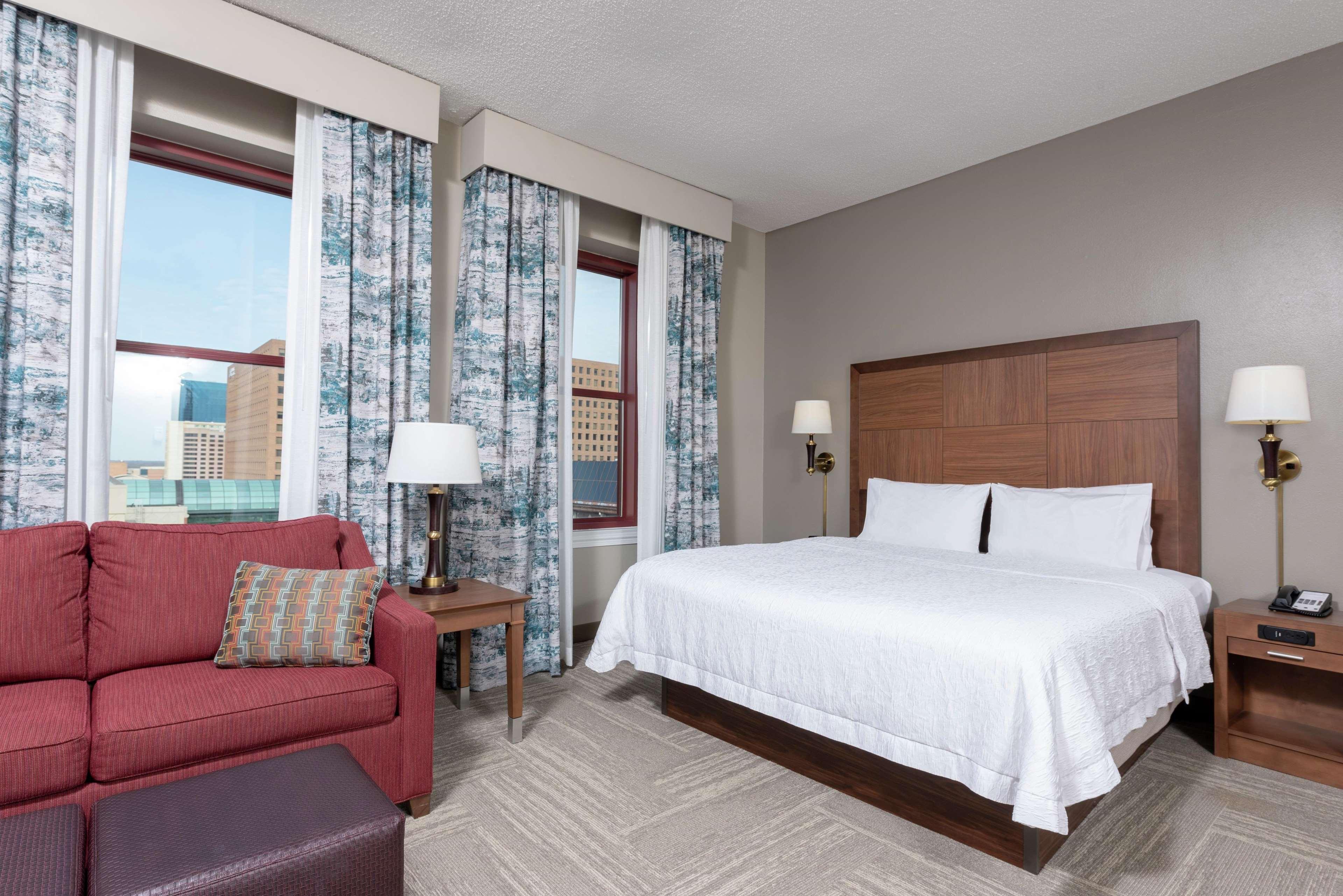 Hampton Inn Indianapolis Downtown Across From Circle Centre Exterior photo