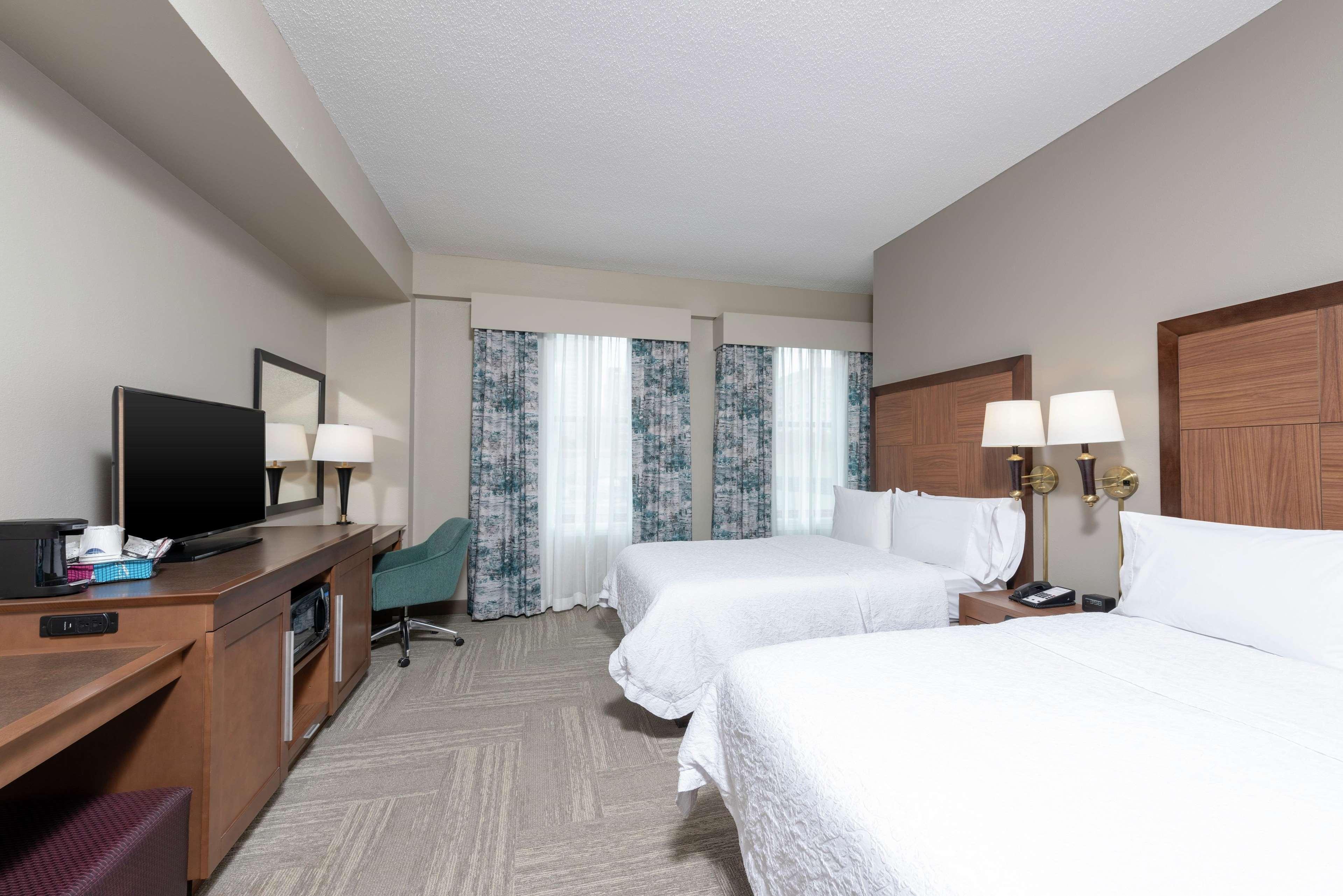Hampton Inn Indianapolis Downtown Across From Circle Centre Exterior photo
