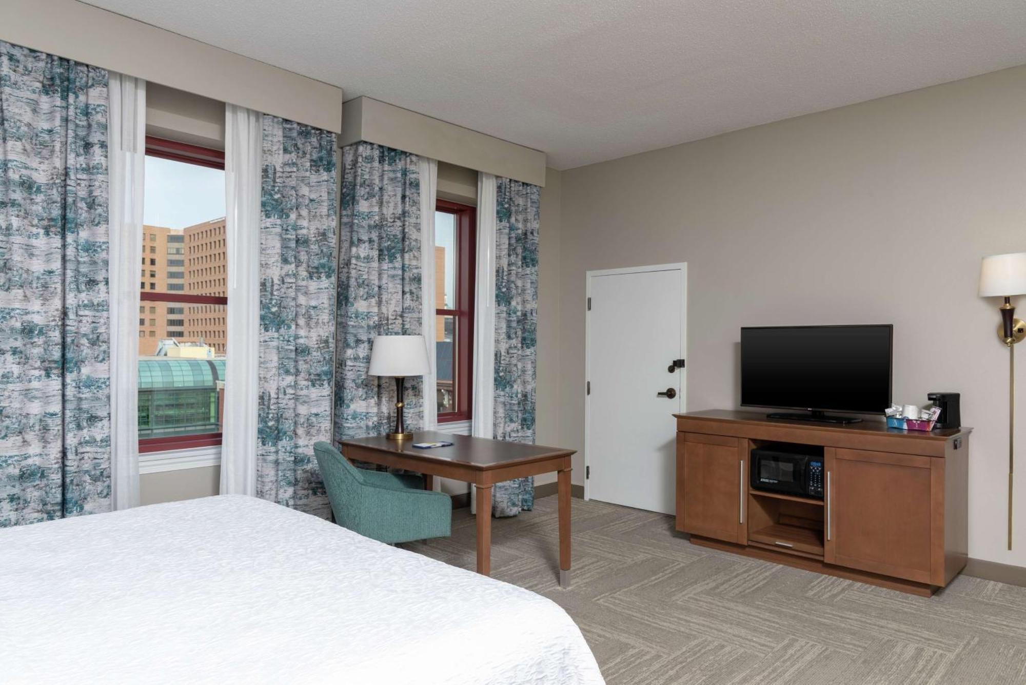 Hampton Inn Indianapolis Downtown Across From Circle Centre Exterior photo